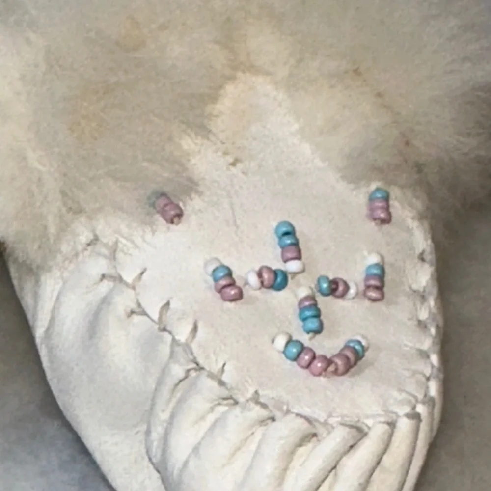 Handmade White Leather Baby Moccasins Fur Trim Beaded Soft Sole Booties 4.5 In